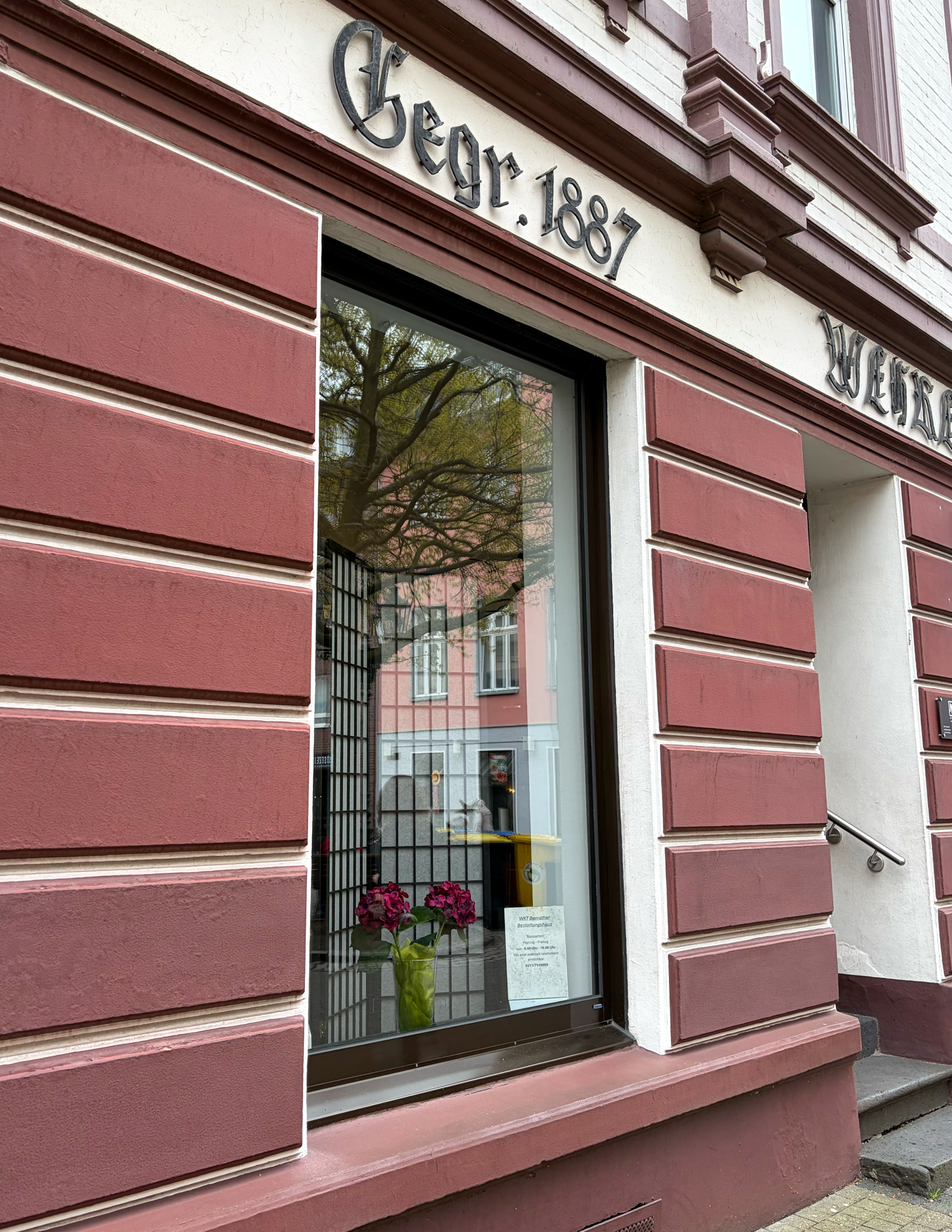 Nahaufnahme Ladenfront des WKT Benrather Bestattungshaus