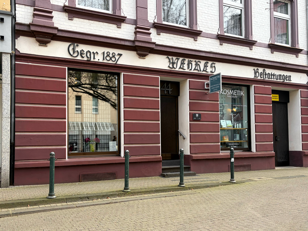Ladenfront des Bestattungsinstituts in der Benrather Fußgängerzone in Düsseldorf
