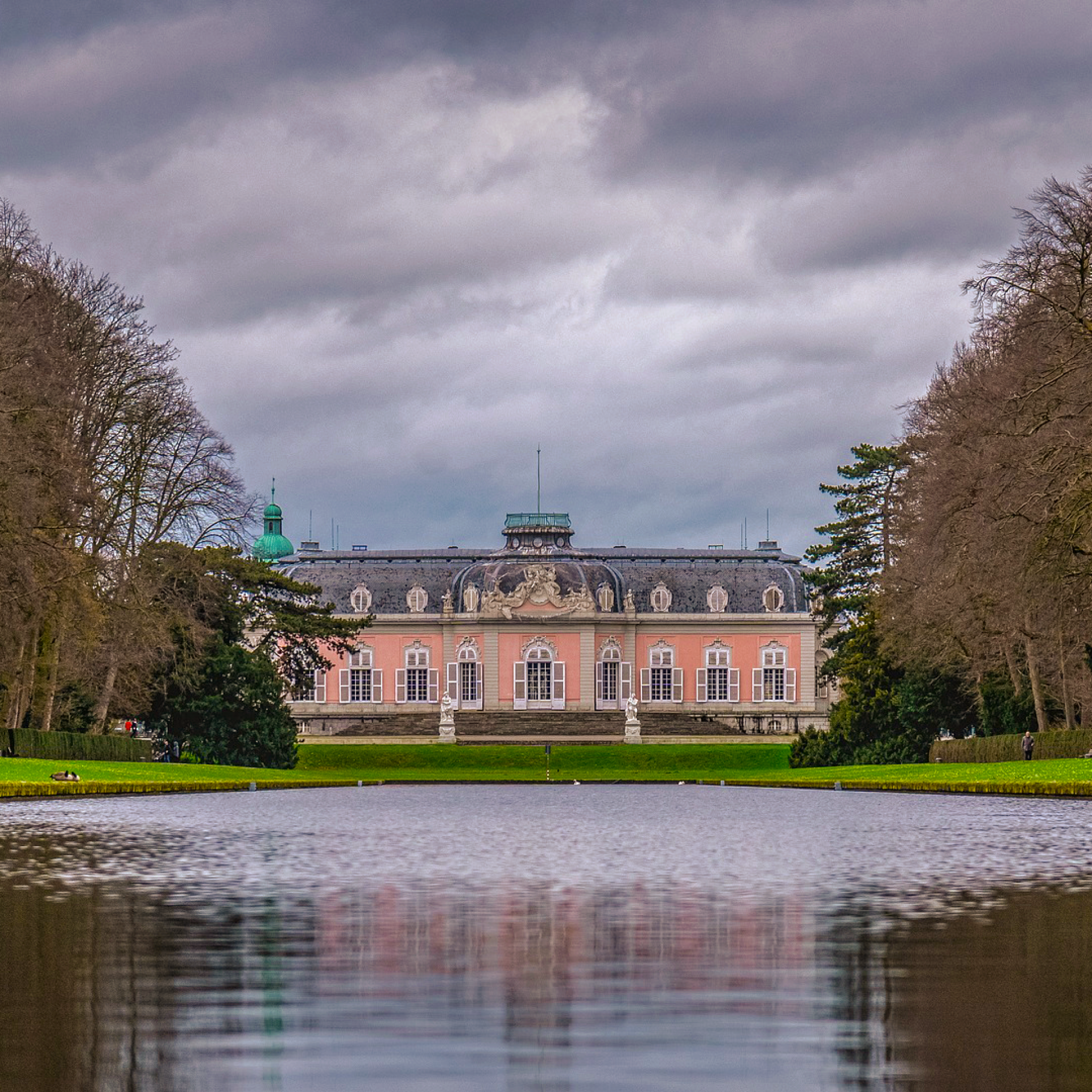 Benrather Schloss mit Wasser warm